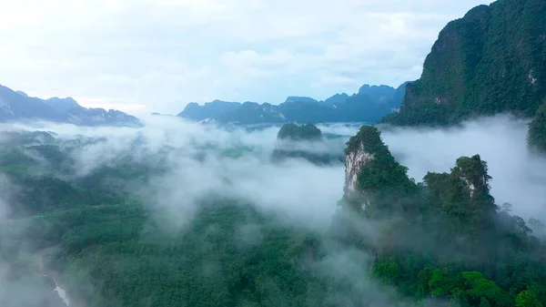 Des Sommets Montagneux Sortent Sous Les Nuages Thaïlande — Photo