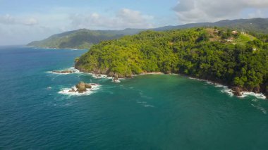 Rocky sahili, ağaçlar, bulutlar, dalgalar, Tayland