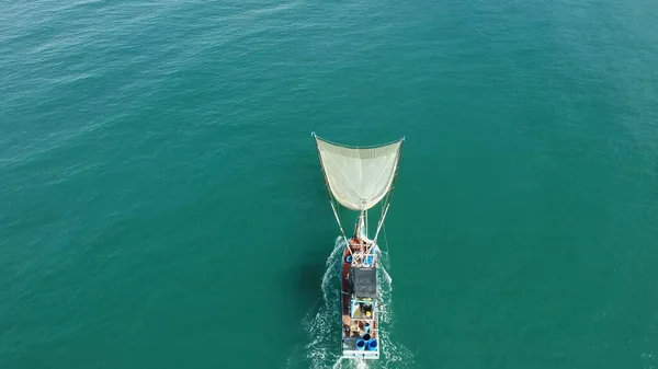 Fischerboot Mit Netz Wellen Berge Küstennähe Thailand — Stockfoto