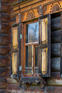 Oyma ahşap süsler ile pencere