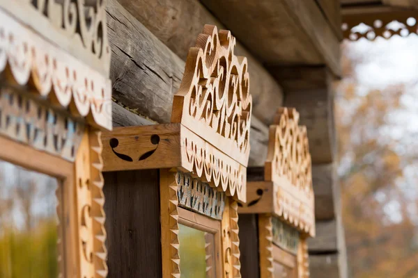 彫刻が施された木製のトリムを持つウィンドウ — ストック写真
