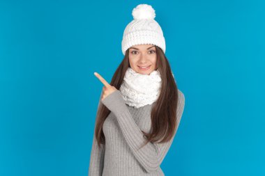 Güzel genç kadın şapka ve atkı