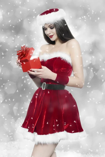 Piękna młoda kobieta z prezentem świątecznym — Zdjęcie stockowe