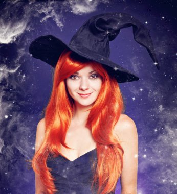 Halloween cadı güzel bir genç kadın