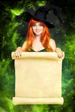 Halloween cadı güzel bir genç kadın