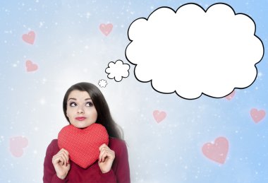 Güzel esmer kadın aşk hakkında düşünme