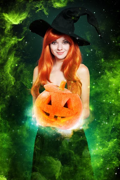 Gyönyörű fiatal nő, mint a halloween boszorkány — Stock Fotó