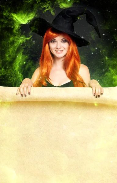 Gyönyörű fiatal nő, mint a halloween boszorkány — Stock Fotó