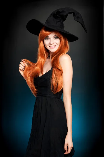 Belle jeune femme comme sorcière d'Halloween — Photo