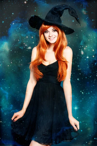 Belle jeune femme comme sorcière d'Halloween — Photo