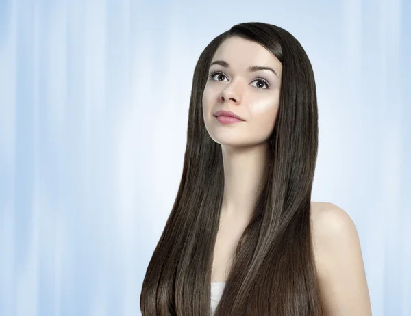 Schöne brünette Frau mit langen glänzenden Haaren — Stockfoto