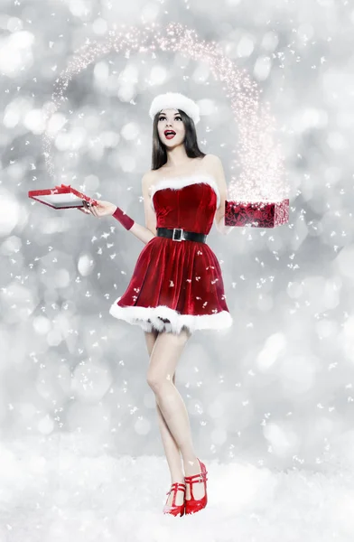 Mooie jonge brunette vrouw met kerst gift — Stockfoto