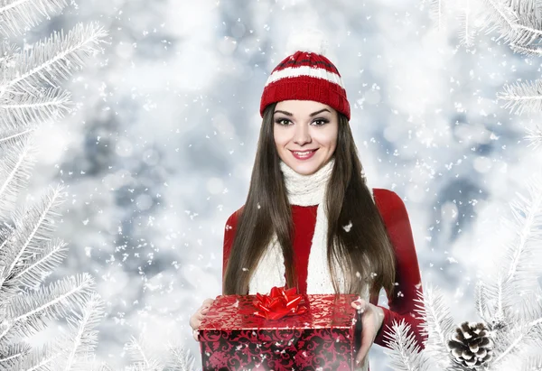 Hermosa mujer joven con regalo de Navidad —  Fotos de Stock