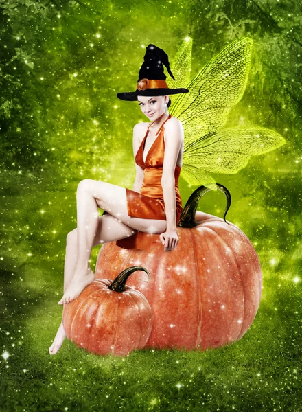 Krásná žena jako sexy halloween čarodějnice — Stock fotografie