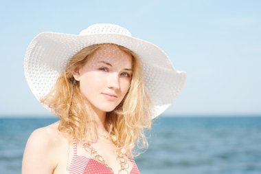 Plaj şapka olan güzel sarışın kadın