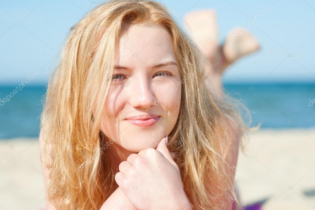 Blonde frau am strand