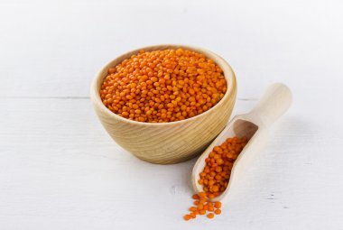 Kase Beyaz ahşap zemin üzerinde kırmızı mercimek