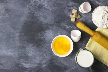 Hamur işleri için malzemeler: un, yumurta, süt bir karanlık backg karşı