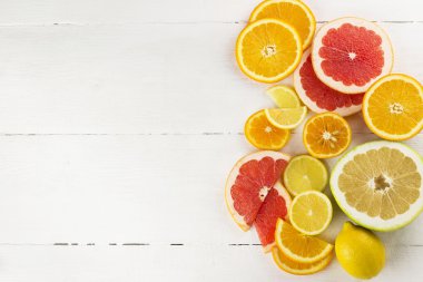 Beyaz ahşap zemin üzerinde çeşitli narenciye
