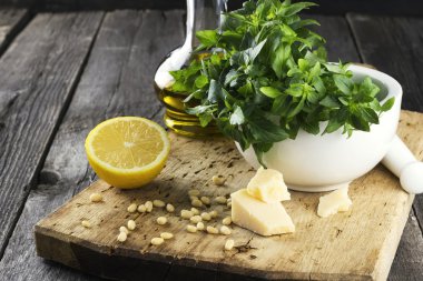 Pesto için malzemeler: fesleğen, çam fıstığı, peynir parmesan, limon,