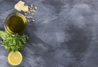 Pesto için malzemeler: fesleğen, çam fıstığı, peynir parmesan, limon,