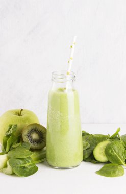 Güler yüzlü için malzemeler: ıspanak, kivi, elma, kereviz bir whit üzerinde