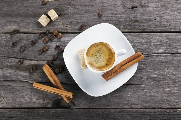 Taza de café con canela y azúcar sobre fondo de madera —  Fotos de Stock