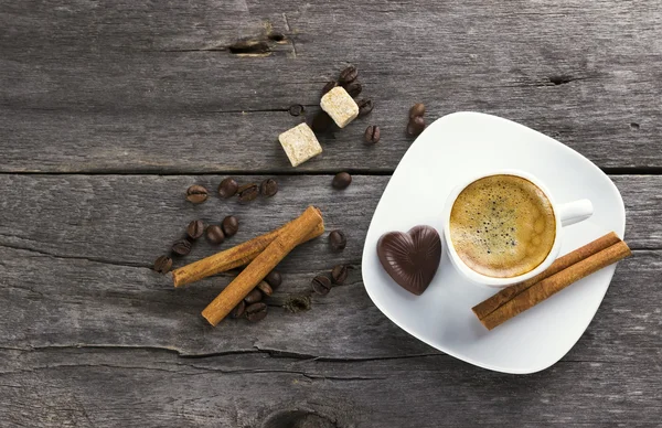 Tasse Kaffee mit Zimt und Zucker auf einem hölzernen Hintergrund — Stockfoto
