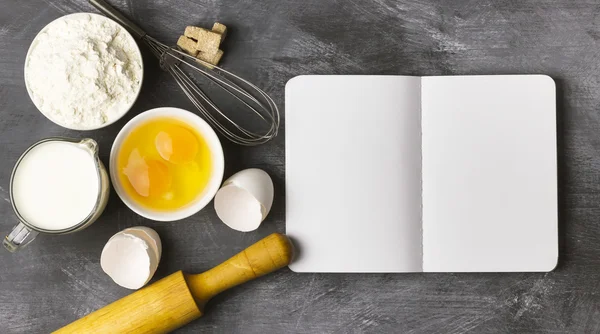 Arka plan boş kitap, yumurta, un, süt ile pişirme. Boş alan