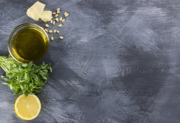 Pesto için malzemeler: fesleğen, çam fıstığı, peynir parmesan, limon,