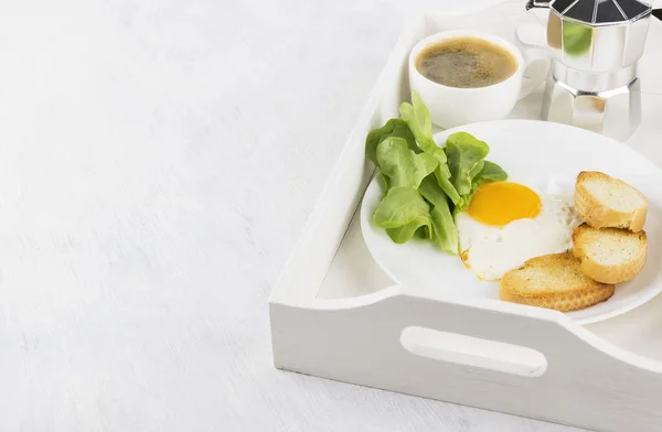 Завтрак: яичница с зеленью, апельсиновый сок, кофе по пшенице — стоковое фото