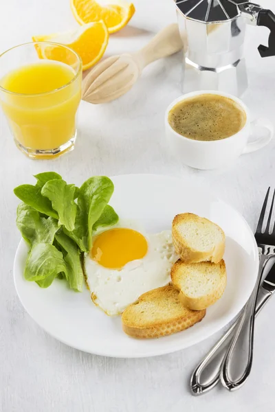조식: 녹색, 오렌지 주스, 커피는 whi에 달걀 프라이 — 스톡 사진
