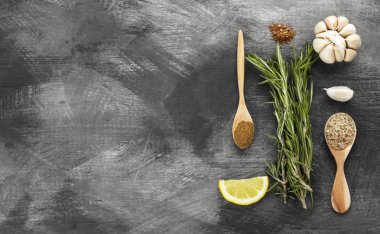 Çeşitli Baharatlar: biberiye, pembe bir koyu arka plan üzerine tuz, sarımsak