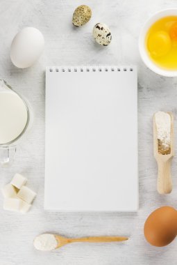 Hamur işleri için malzemeler: un, yumurta, süt bir karanlık backg karşı