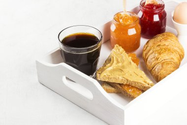 Reçel ve fıstık ile tost yapıştırın, kruvasan, kahve