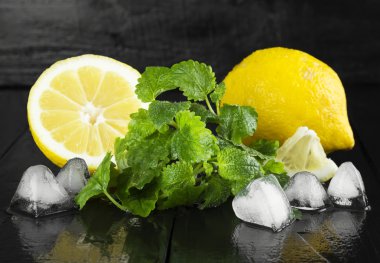 Limonata için malzemeler: limon, nane, buz