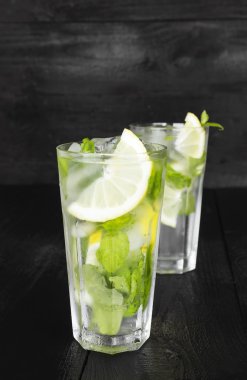 Nane, limon ve buz cam limonata