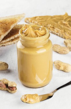 Beyaz zemin üzerine fıstık yapıştır ile jar