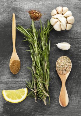 Çeşitli Baharatlar: biberiye, pembe bir koyu arka plan üzerine tuz, sarımsak