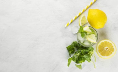 Limonata için malzemeler: limon, nane, buz