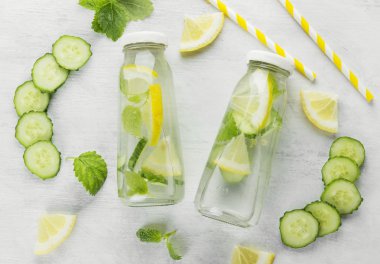 Salatalık, limon ve beyaz zemin üzerine naneli limonata