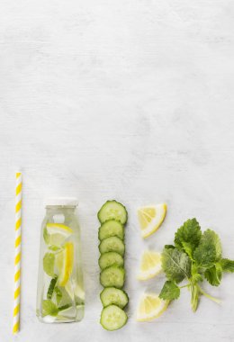 Salatalık, limon ve beyaz zemin üzerine naneli limonata. SP