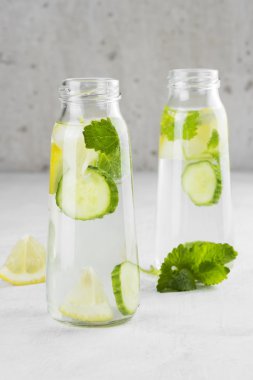 Salatalık, limon ve beyaz zemin üzerine naneli limonata