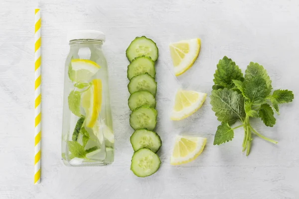 Salatalık, limon ve beyaz zemin üzerine naneli limonata