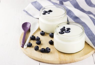 Beyaz bir arka plan üzerinde blueberry ile yoğurt