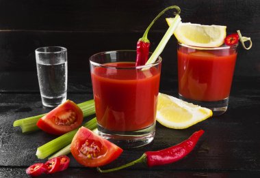 Bloody Mary kereviz, limon, karanlık bir arka plan üzerinde acı biber ile
