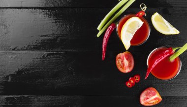 Bloody Mary kereviz, limon, karanlık bir arka plan üzerinde acı biber ile