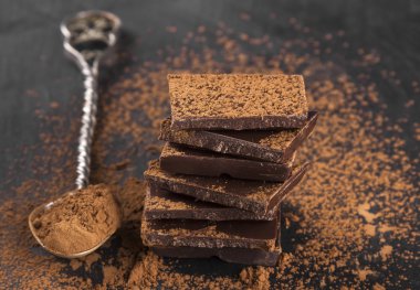 Koyu çikolata ve kakao tozu parçaları