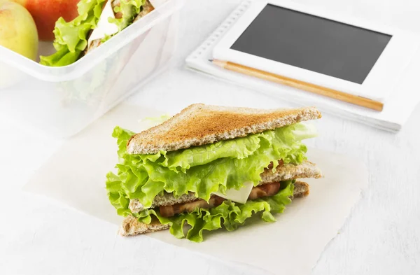 Sandwich with lettuce, cheese, tomato and lemonade on a white ba — Stock Photo, Image