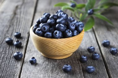 Koyu ahşap arka plan üzerinde yaban mersini